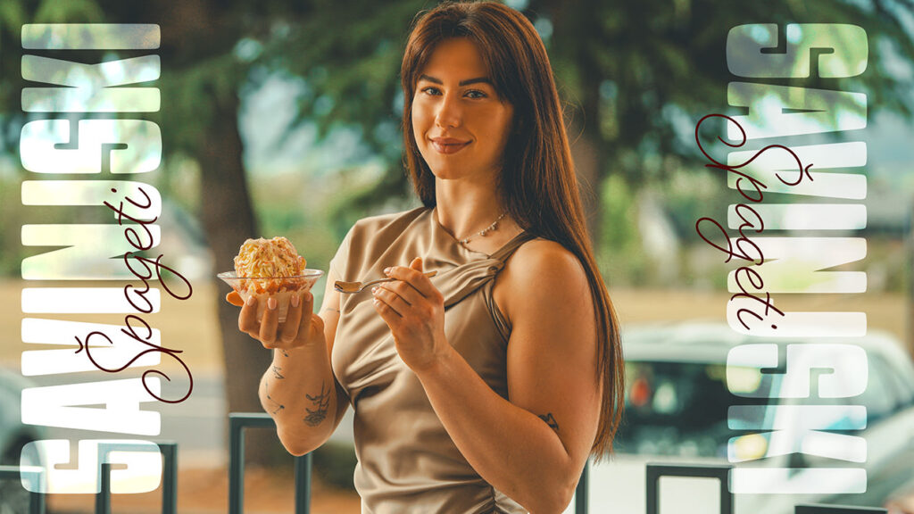 Savinjski špageti iz vanilijeva sladoleda in jagodnega preliva. Katja Banko